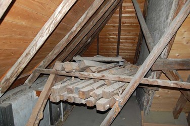 <p>Op de zolders van het hoofdhuis liggen de onderdelen opgeslagen van de in 2006 verwijderde, laat-middeleeuwse vlieringen. </p>
